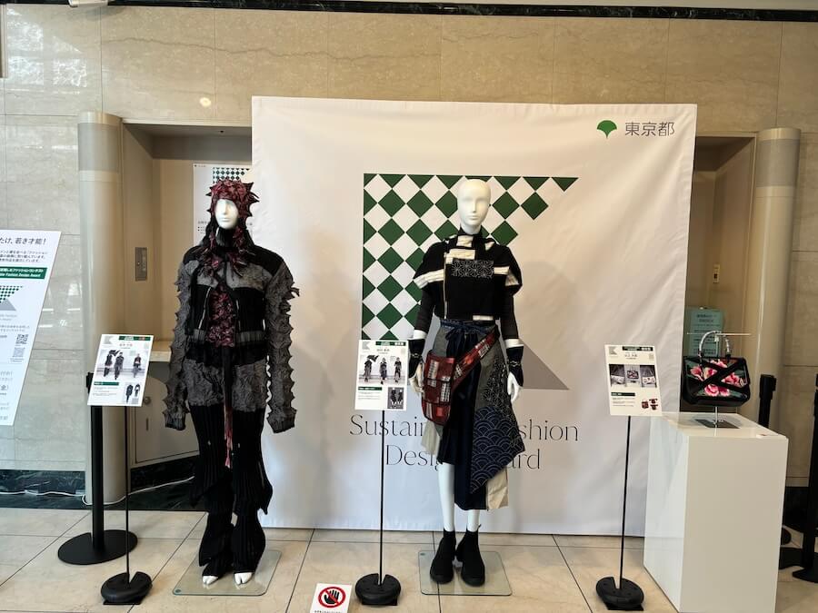 昨年度の受賞作品を展示しています（文化服装学院）