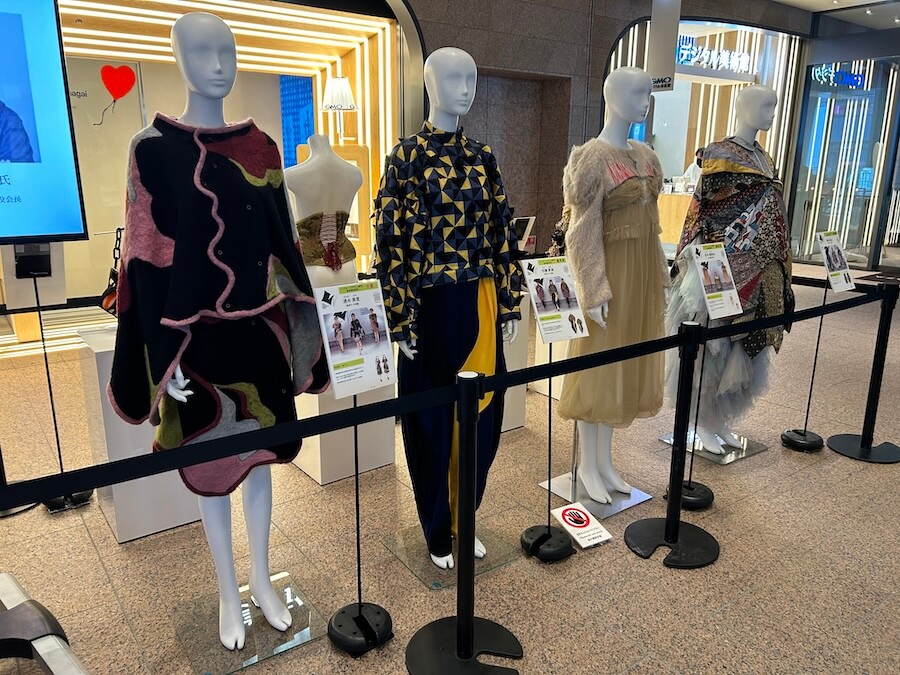 昨年度の受賞作品を展示しています（東京都・東急プラザ渋谷）