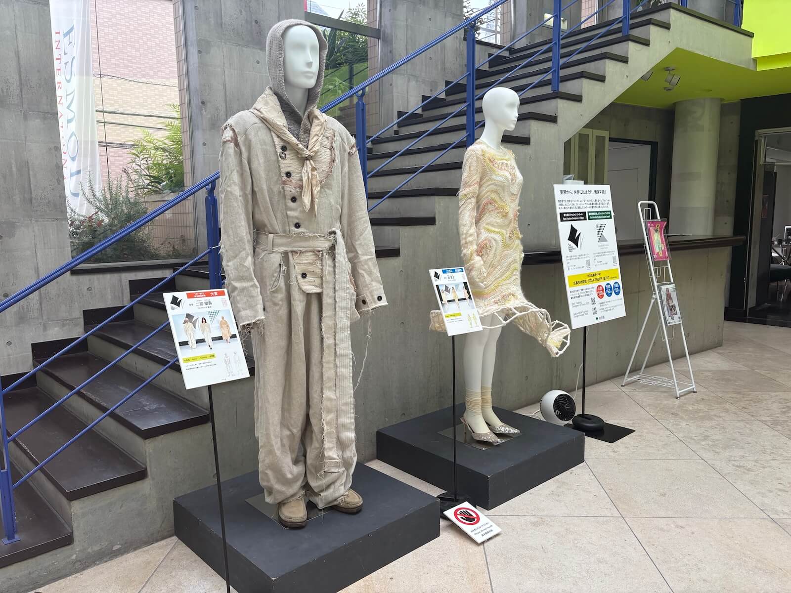 昨年度の受賞作品を展示しています(エスモード 東京校)