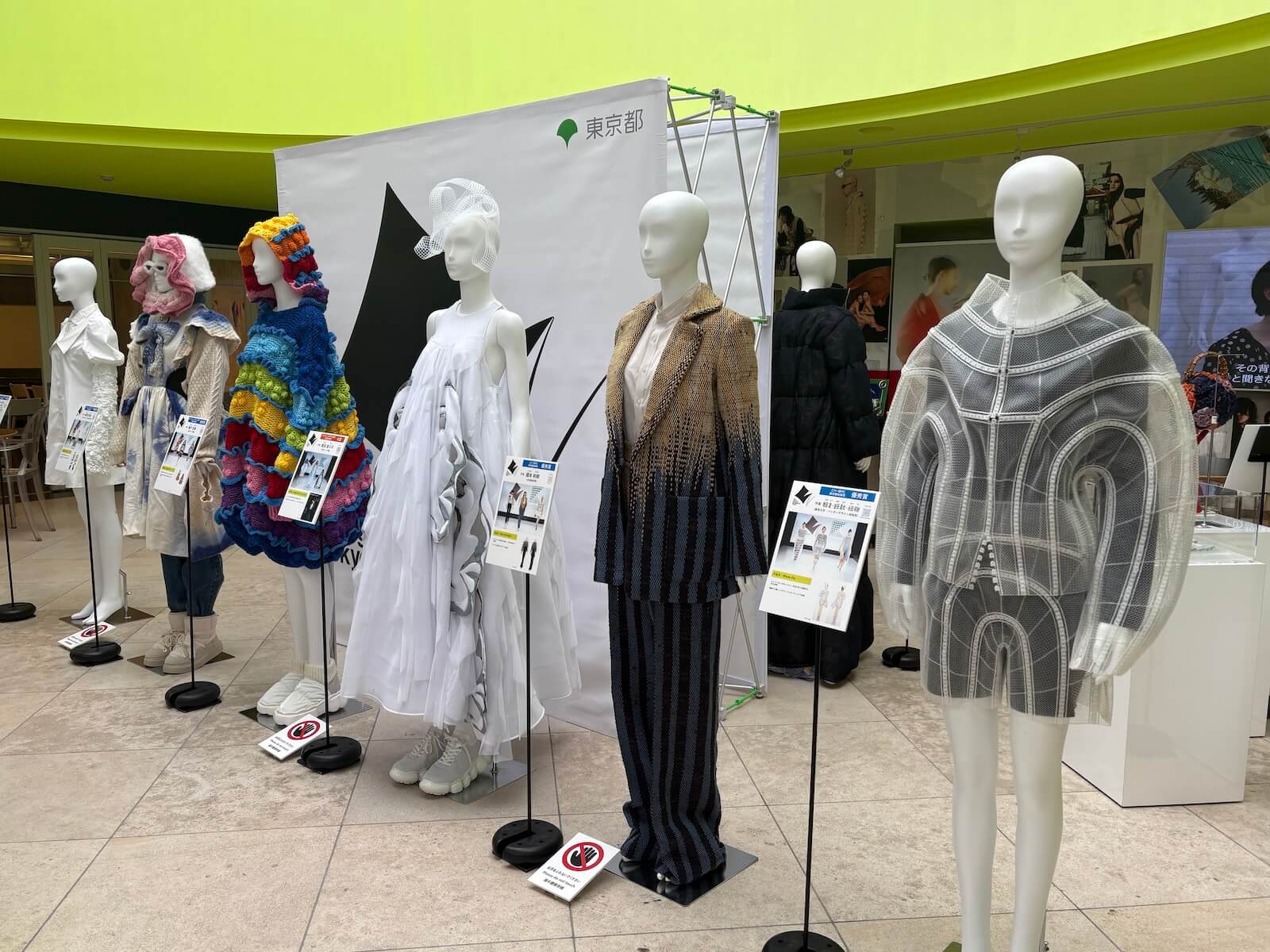 昨年度の受賞作品を展示しています(エスモード 東京校)