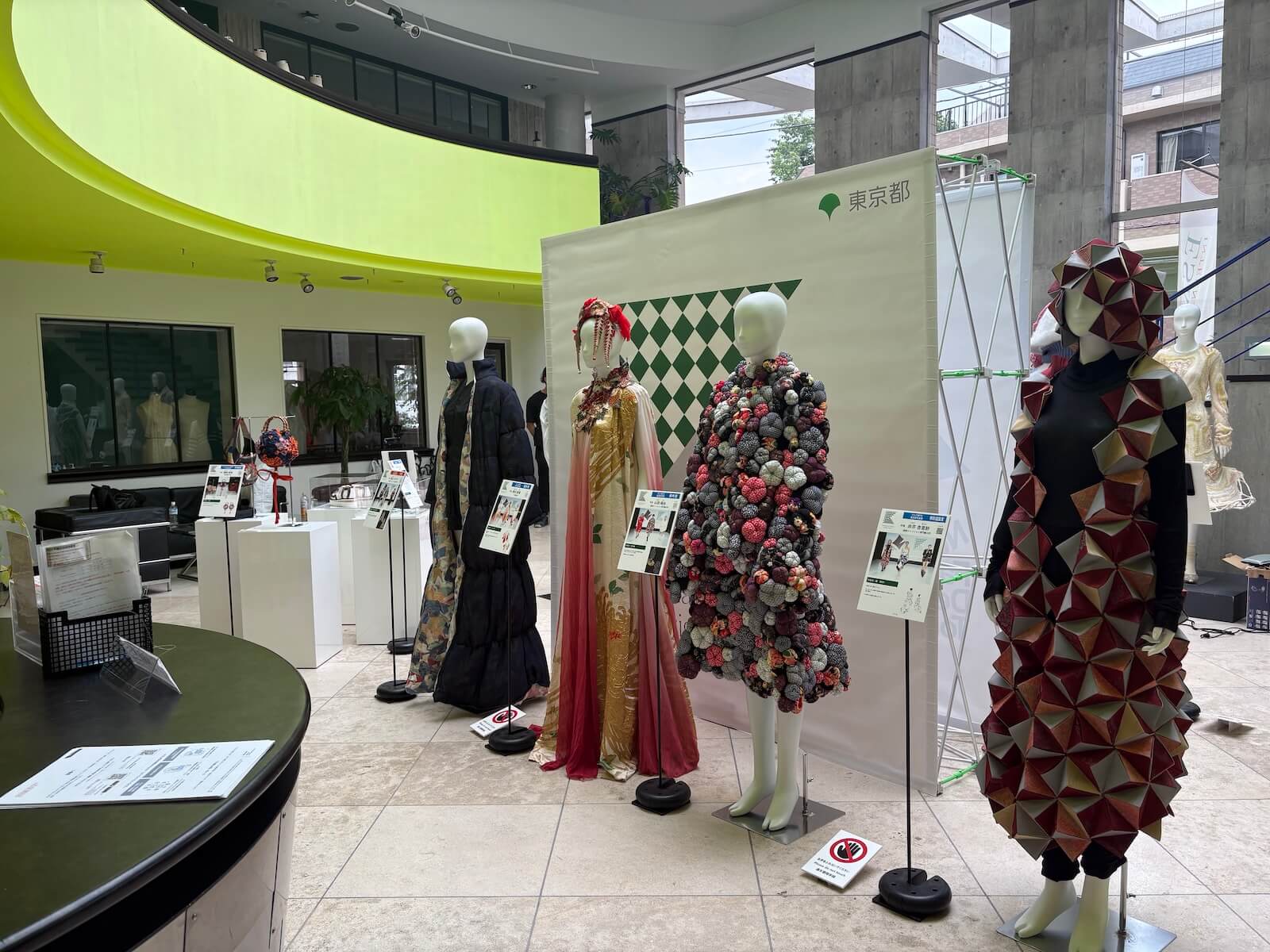 昨年度の受賞作品を展示しています(エスモード 東京校)