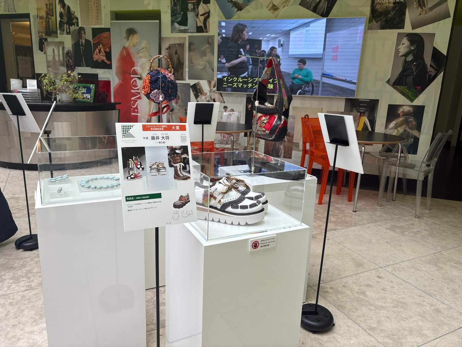 昨年度の受賞作品を展示しています(エスモード 東京校)