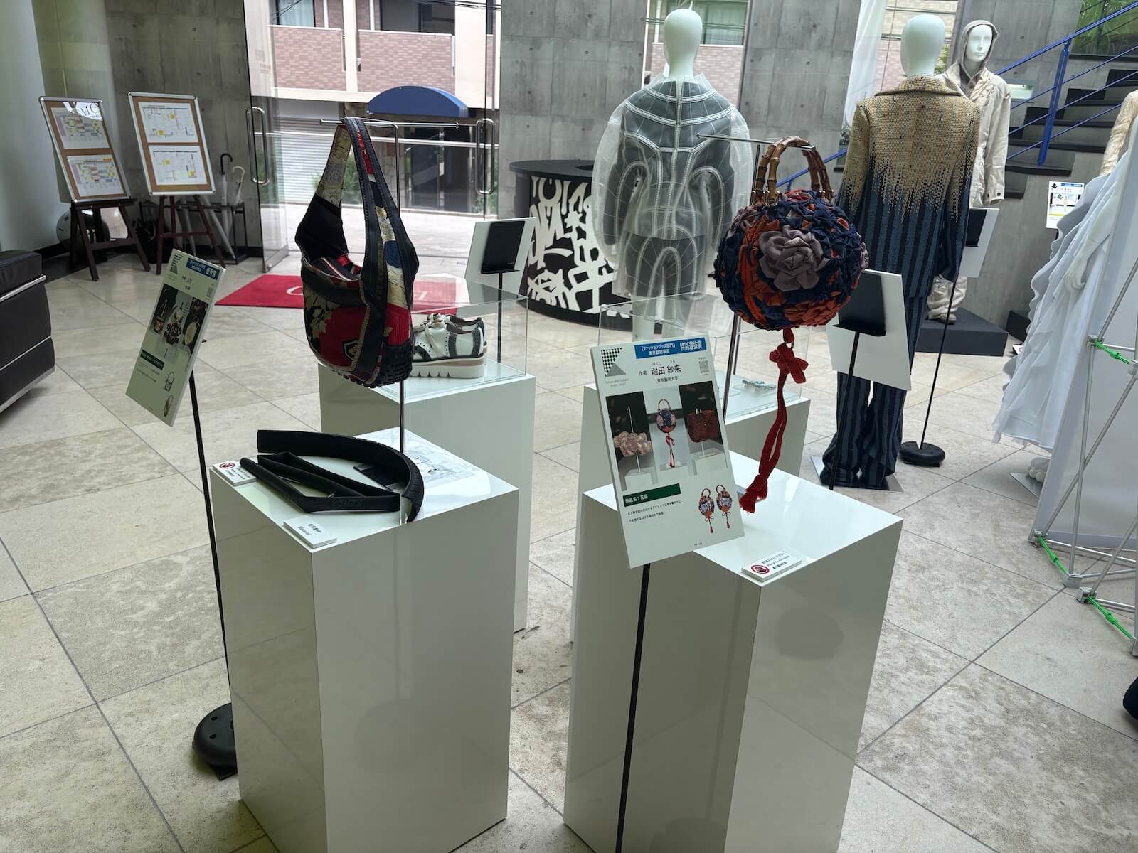 昨年度の受賞作品を展示しています(エスモード 東京校)