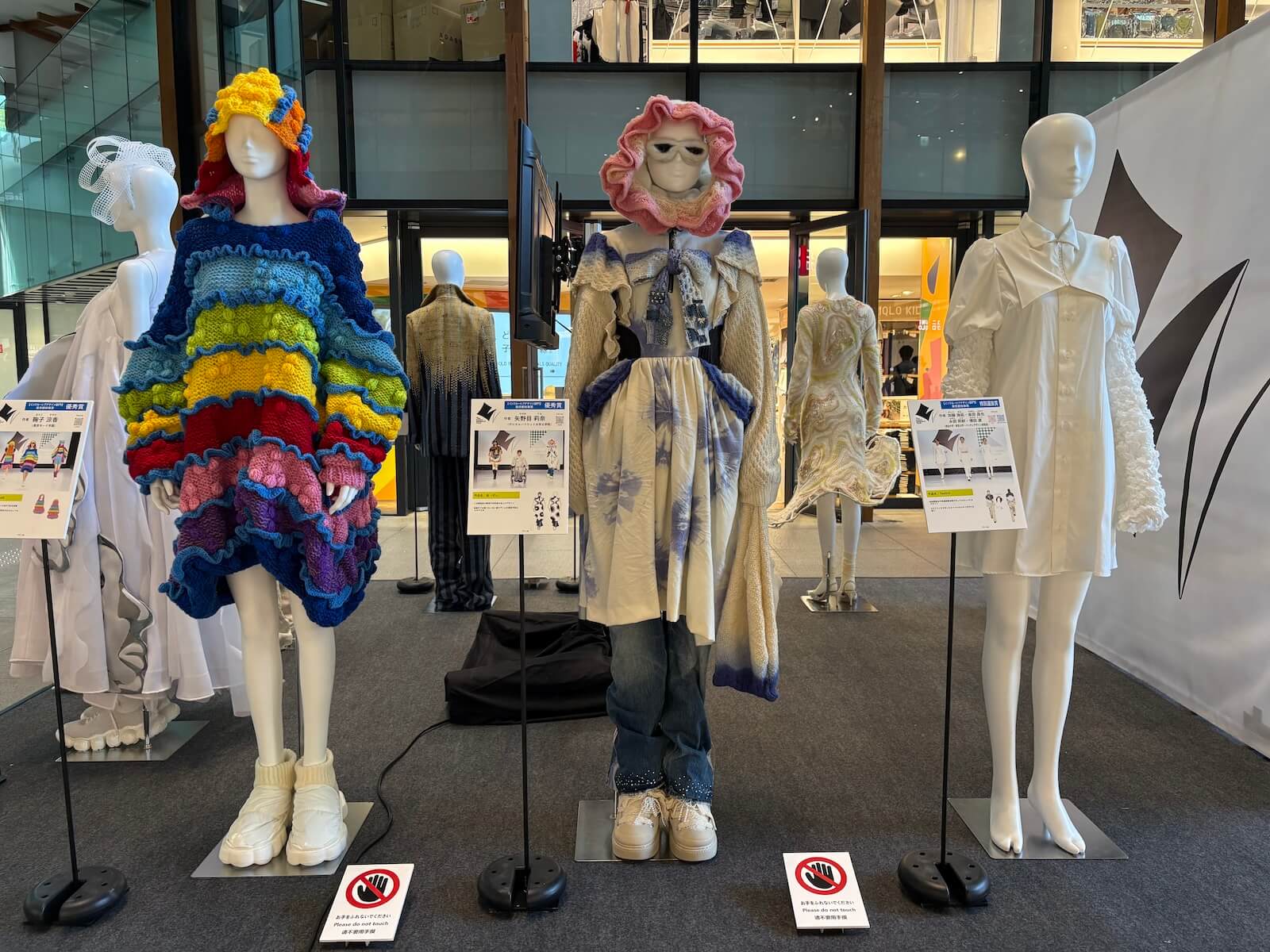 昨年度の受賞作品を展示しています(WITH HARAJUKU)