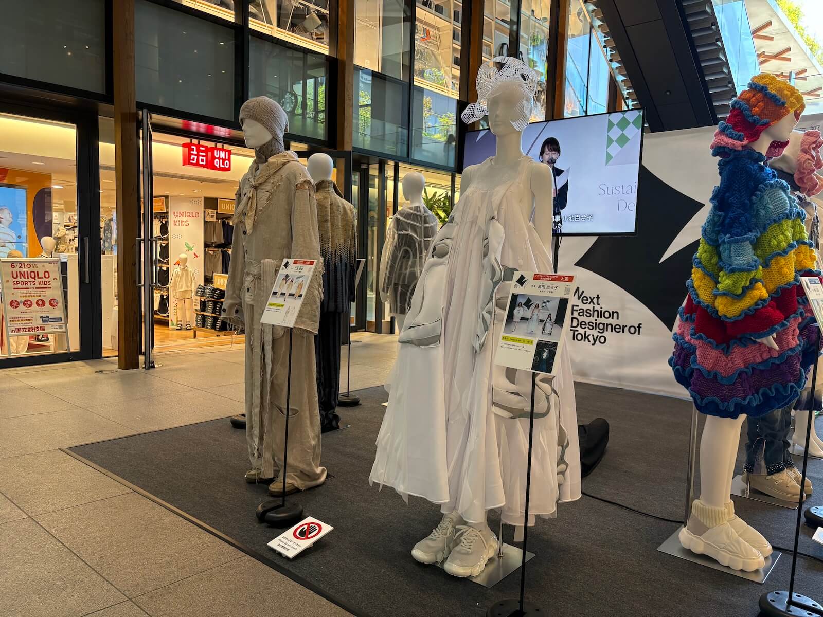昨年度の受賞作品を展示しています(WITH HARAJUKU)