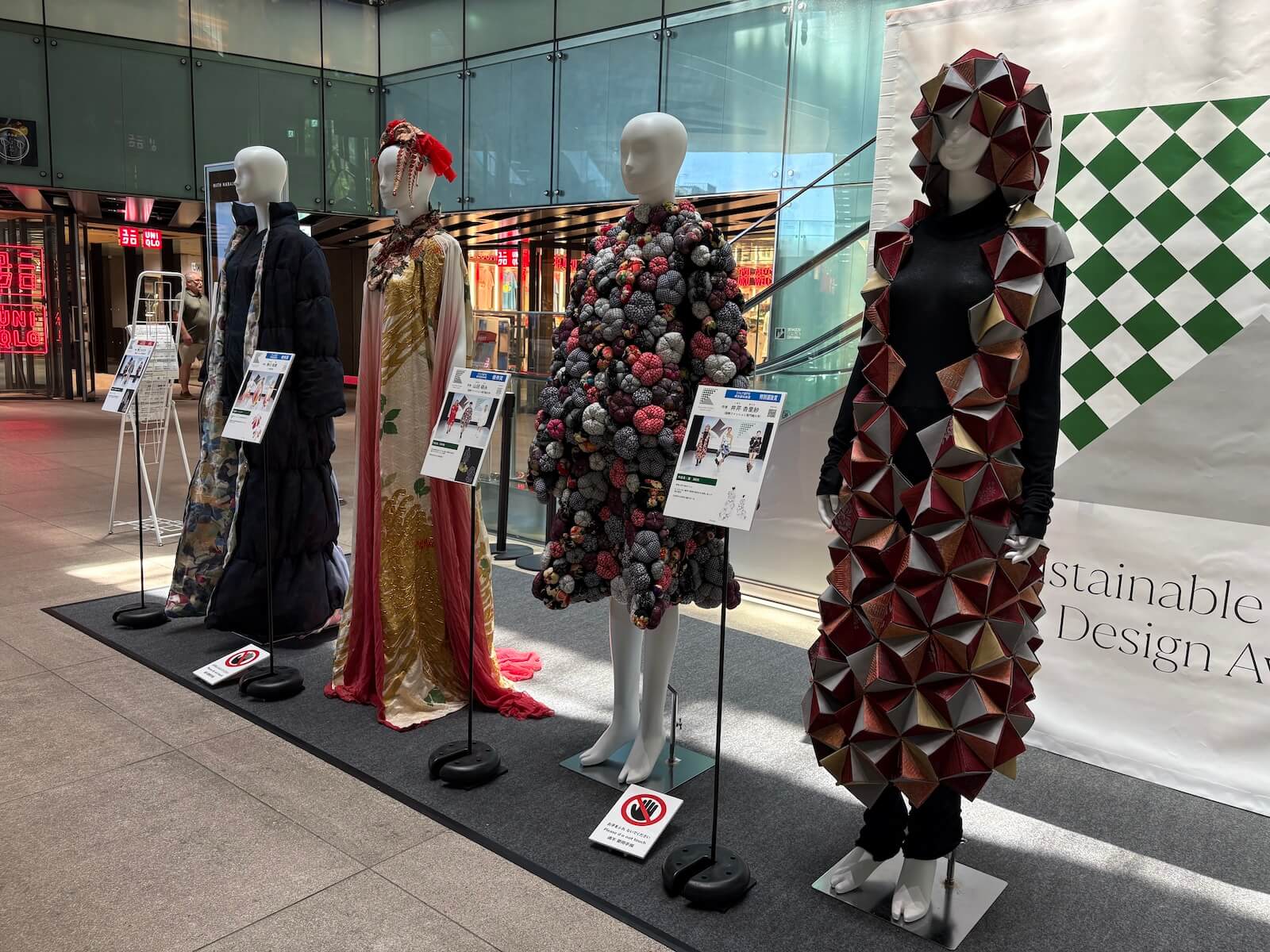 昨年度の受賞作品を展示しています(WITH HARAJUKU)