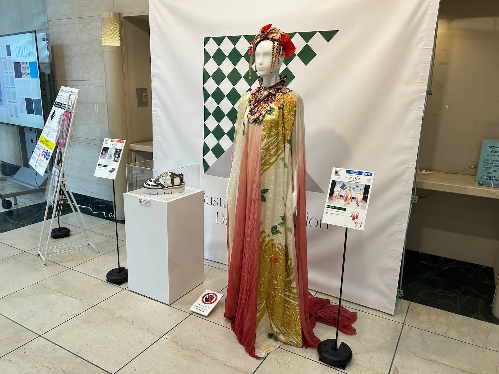 昨年度の受賞作品を展示しています(文化服装学院)