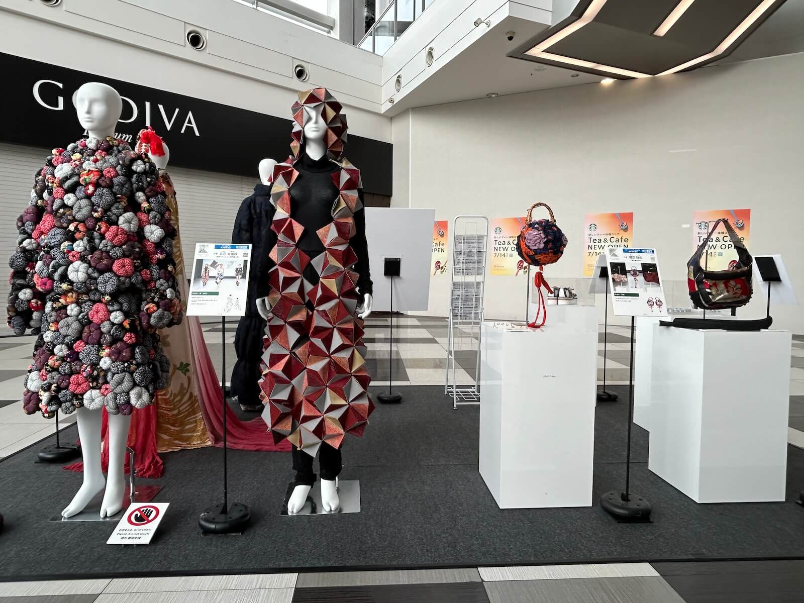 昨年度の受賞作品を展示しています(イオンモール堺北花田)