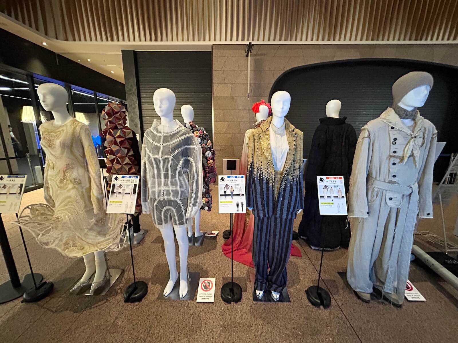 昨年度の受賞作品を展示しています(東急プラザ渋谷)