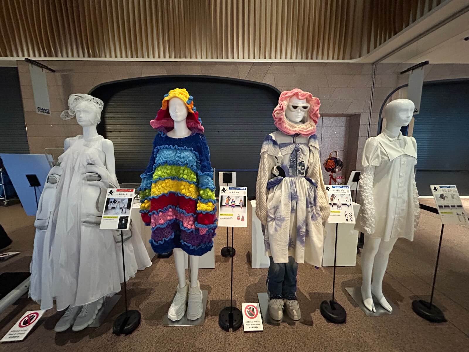 昨年度の受賞作品を展示しています(東急プラザ渋谷)