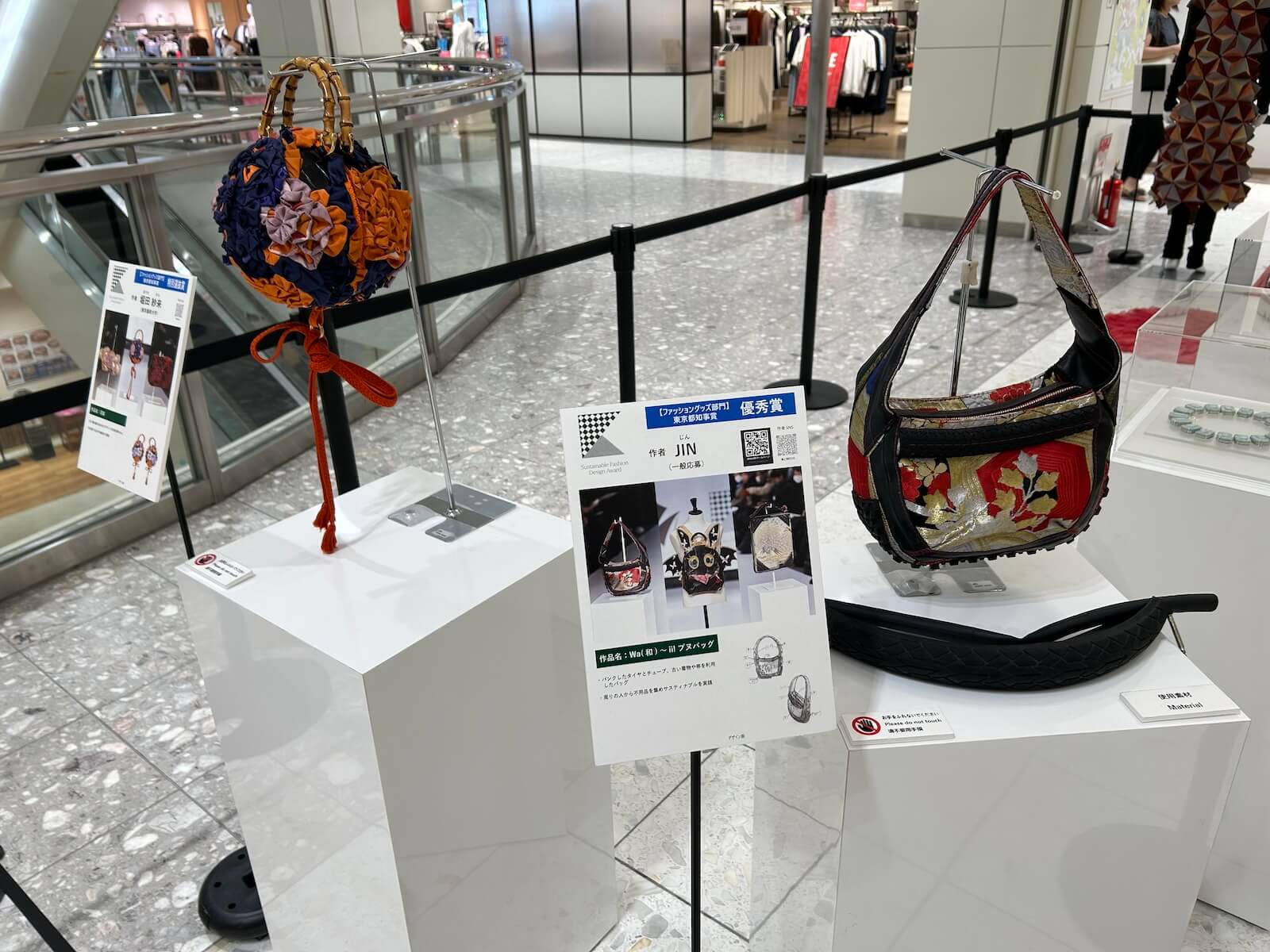 昨年度の受賞作品を展示しています(アミュプラザ鹿児島)