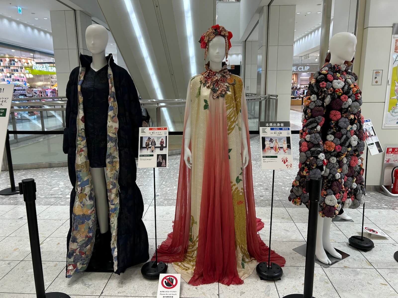 昨年度の受賞作品を展示しています(アミュプラザ鹿児島)