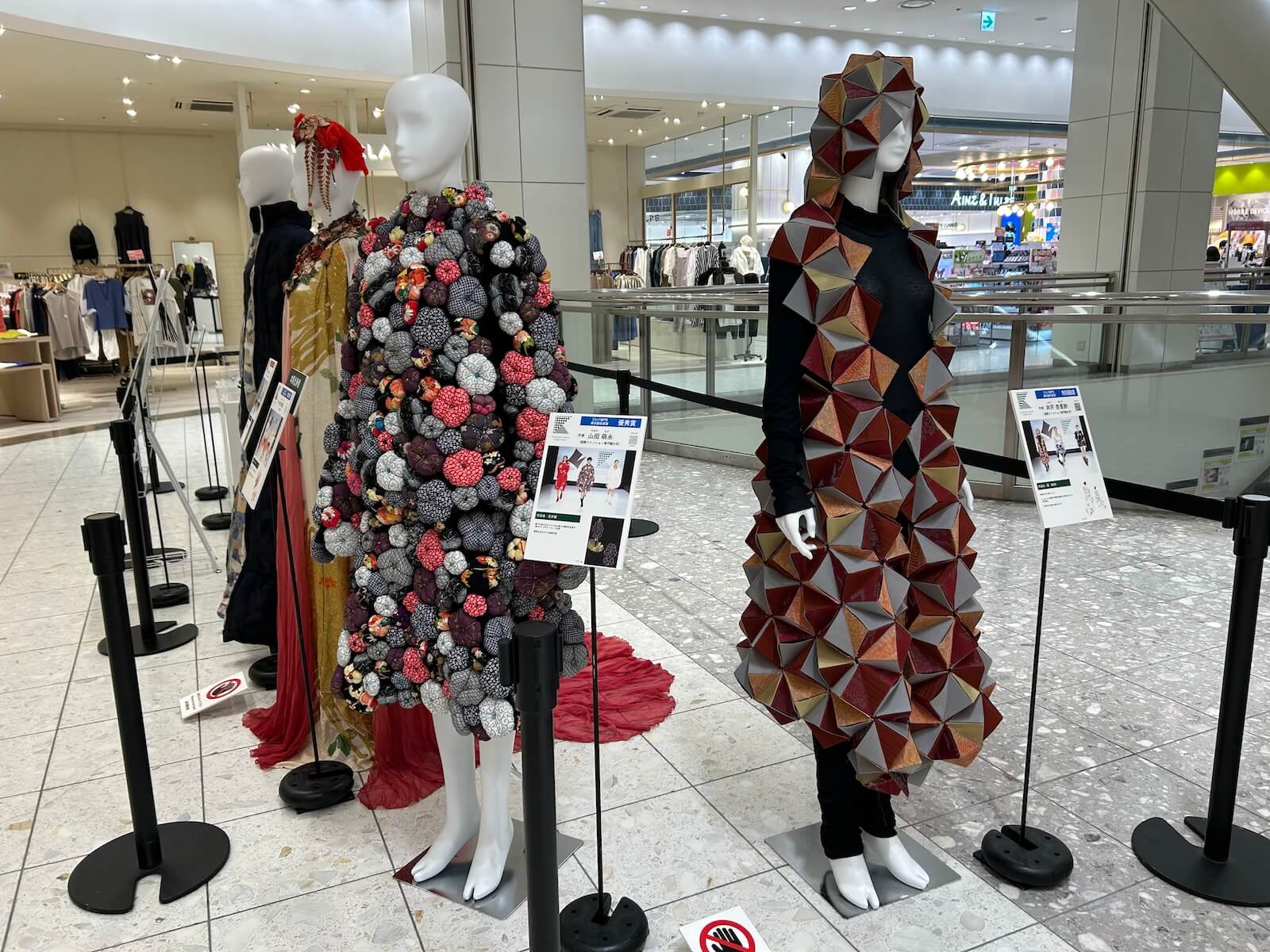 昨年度の受賞作品を展示しています(アミュプラザ鹿児島)