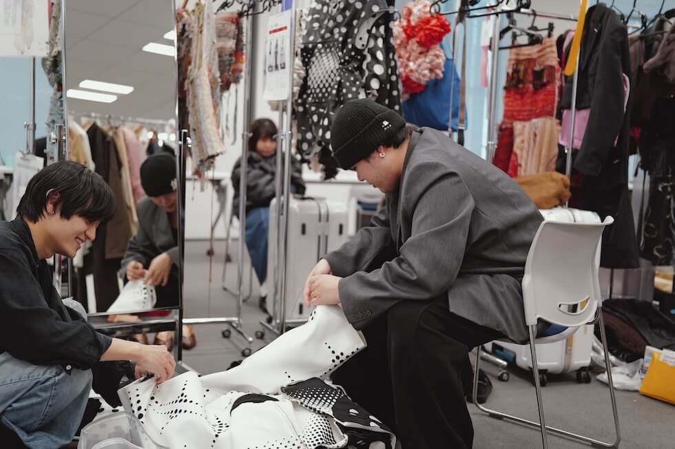 バックステージ