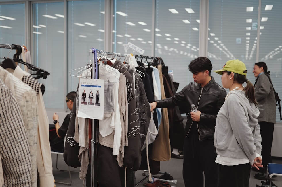 バックステージ