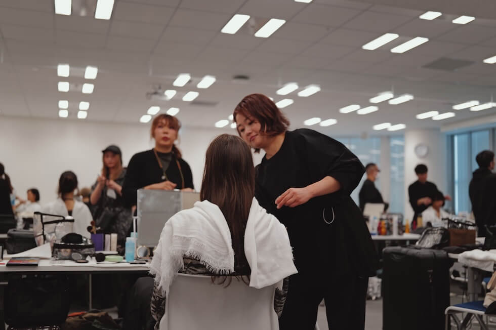 バックステージ