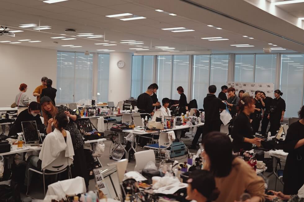 バックステージ