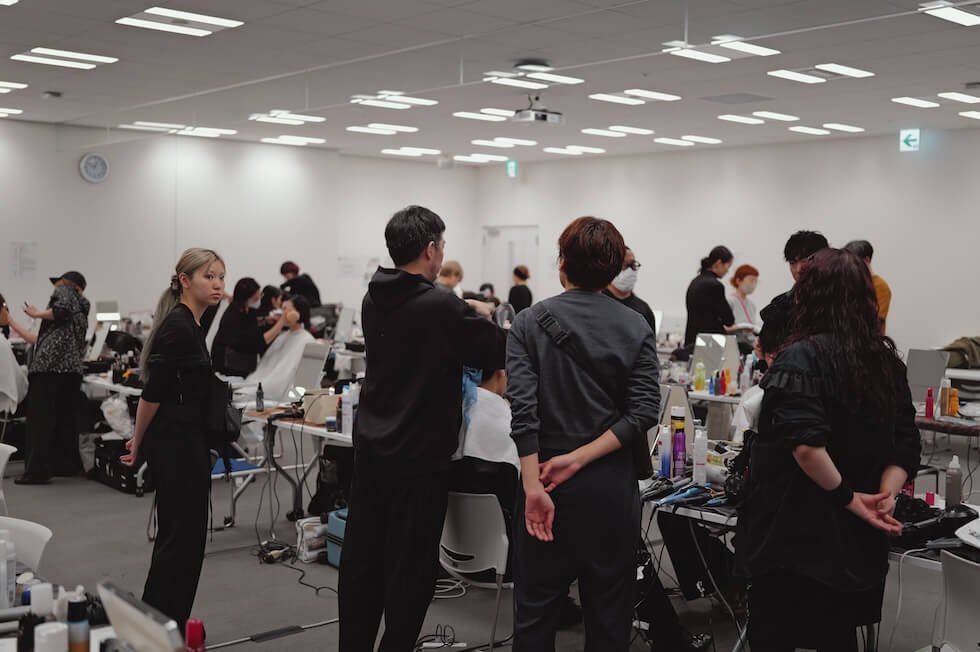 バックステージ