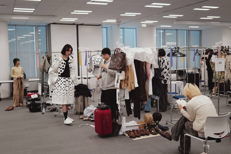 バックステージ