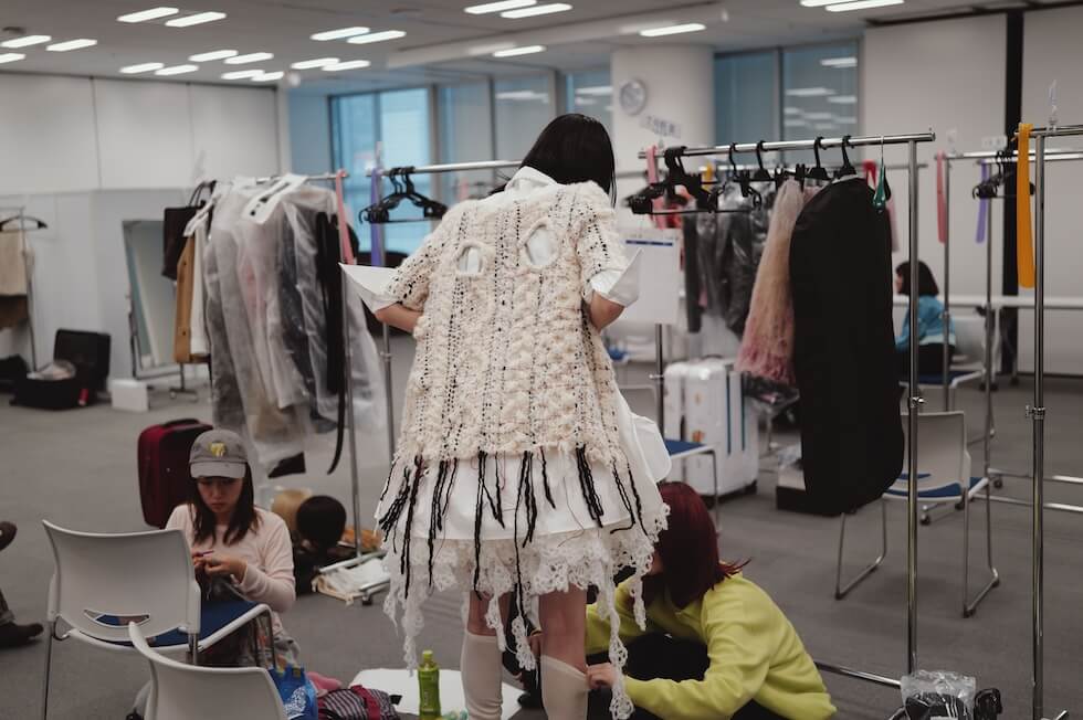 バックステージ