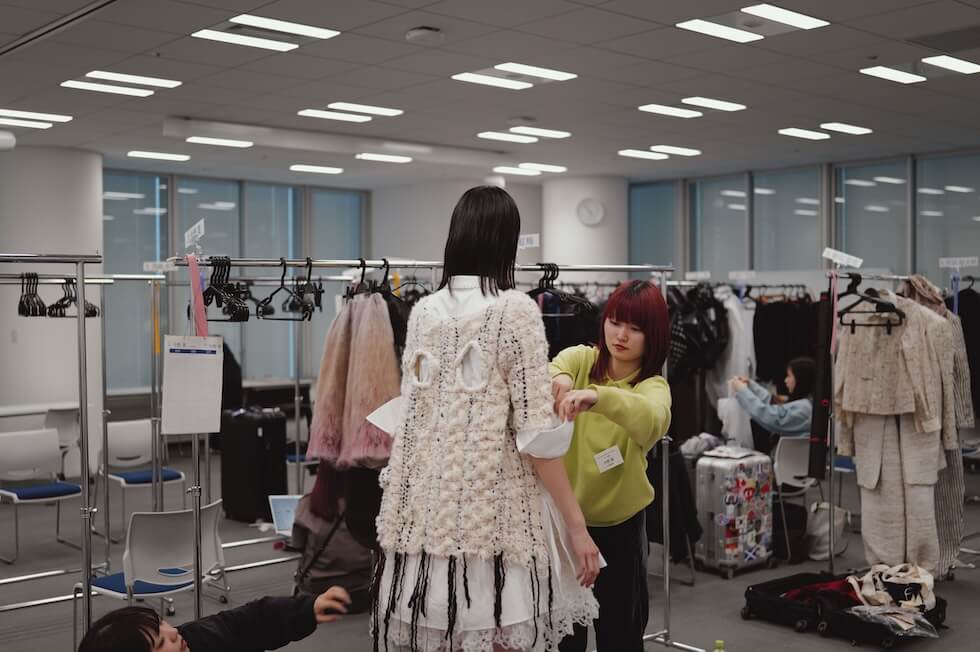 バックステージ