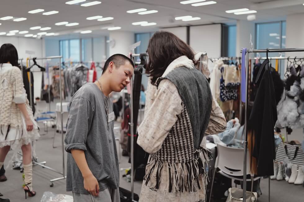 バックステージ