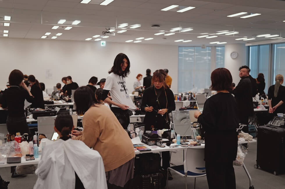 バックステージ