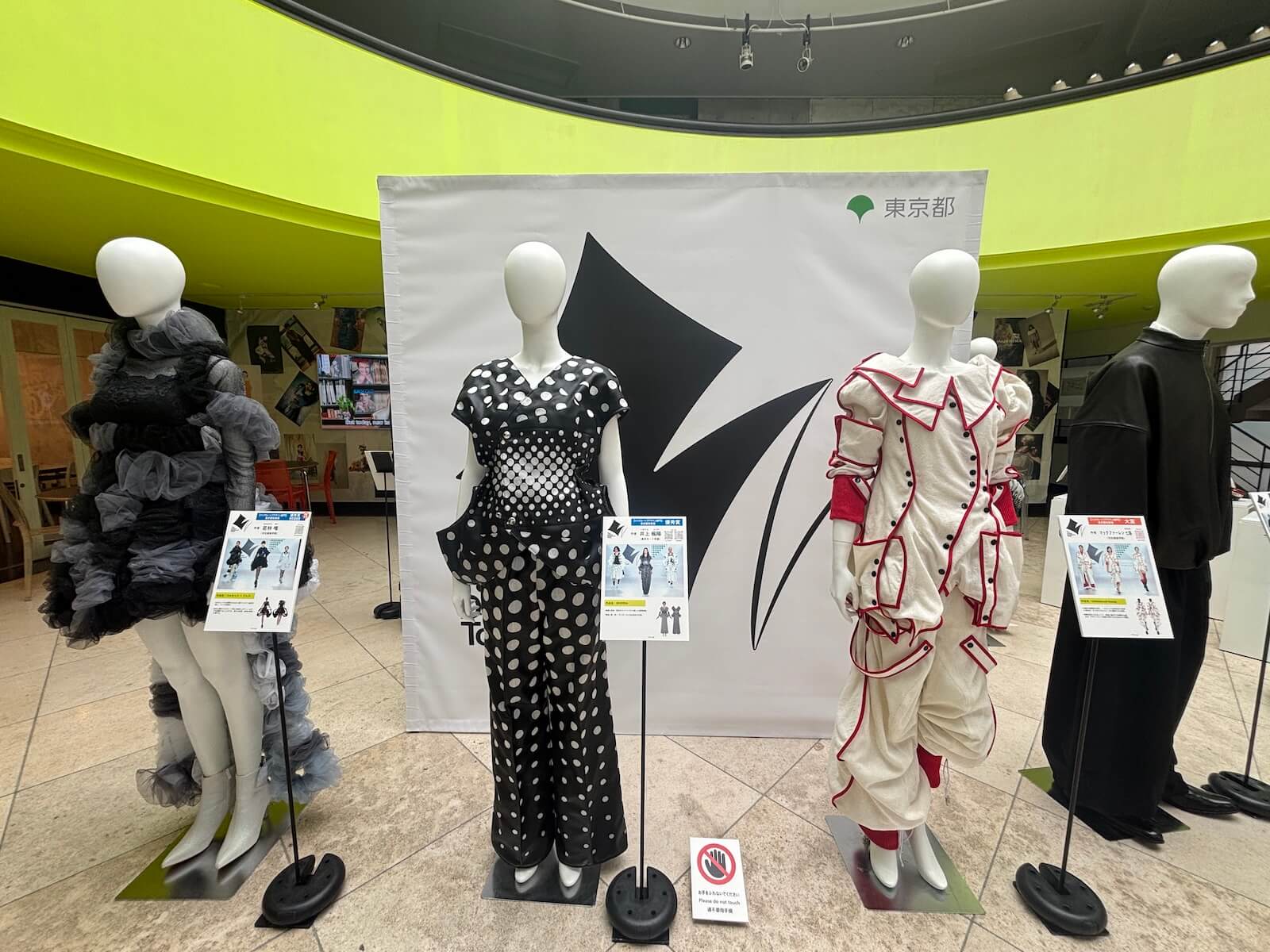 昨年度の受賞作品を展示しています(エスモード 東京校)