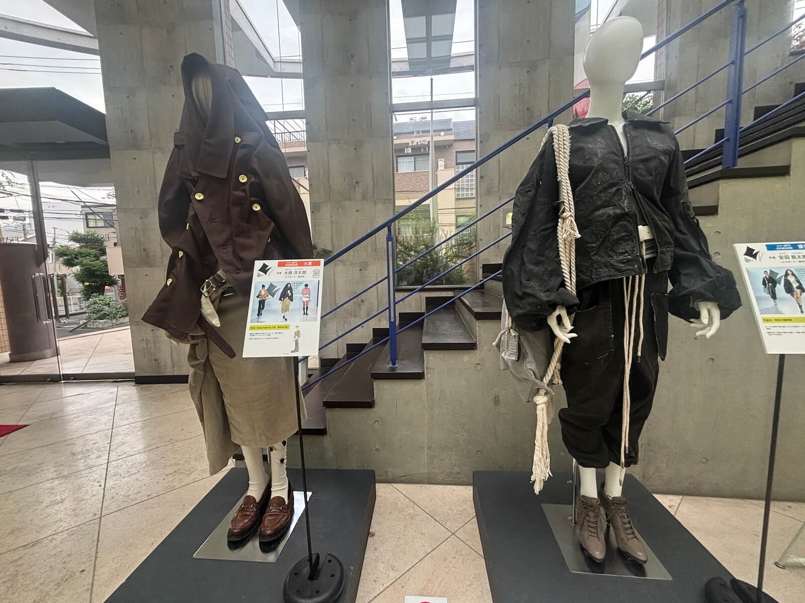 昨年度の受賞作品を展示しています(エスモード 東京校)