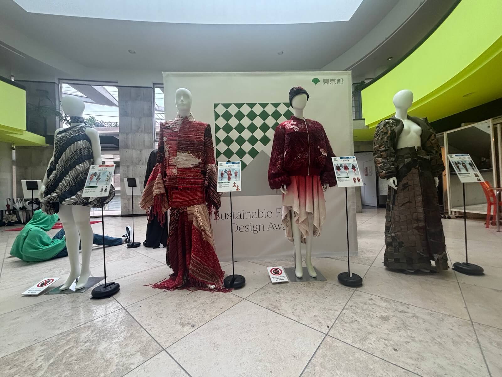 昨年度の受賞作品を展示しています(エスモード 東京校)