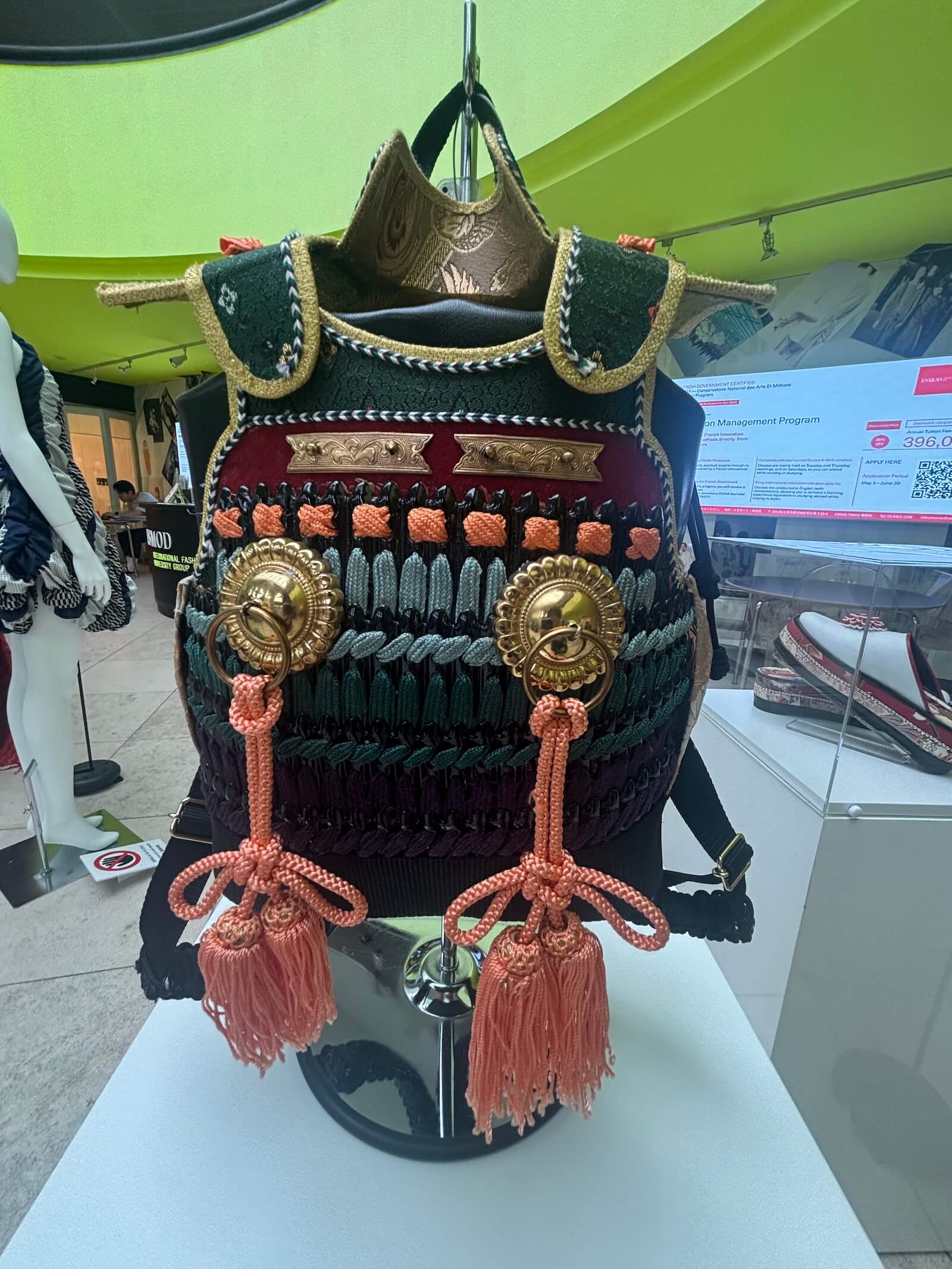 昨年度の受賞作品を展示しています(エスモード 東京校)
