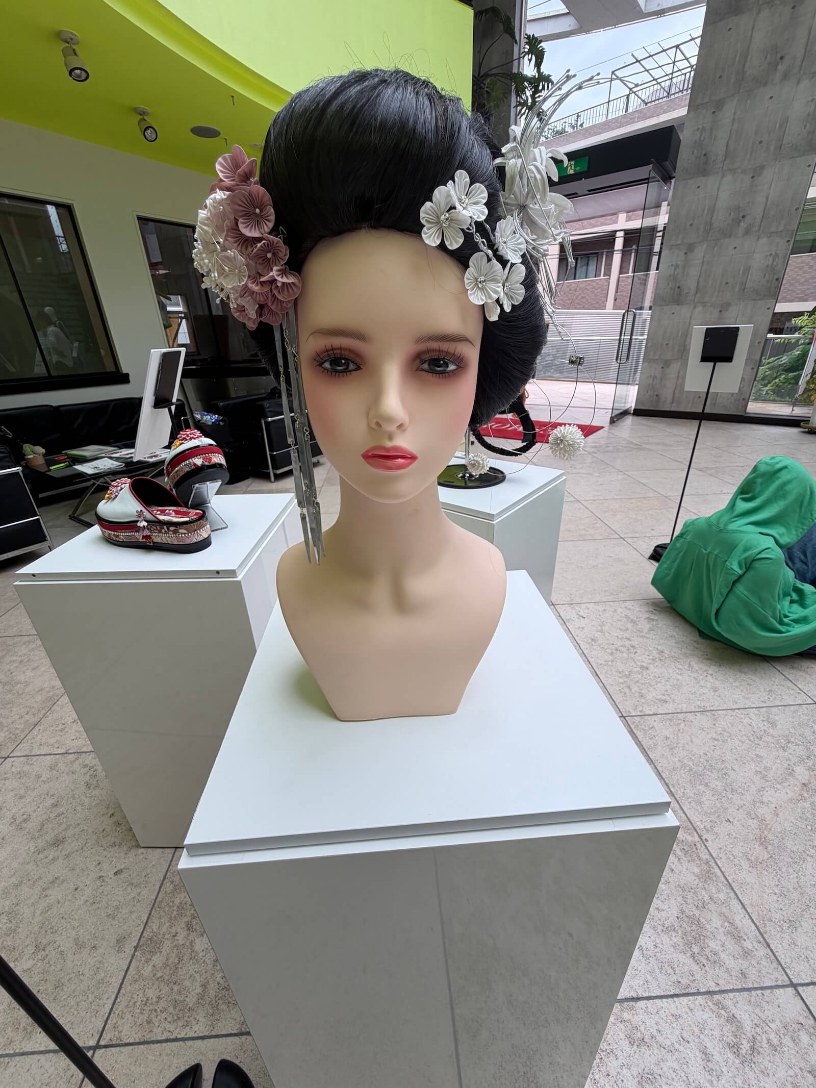 昨年度の受賞作品を展示しています(エスモード 東京校)