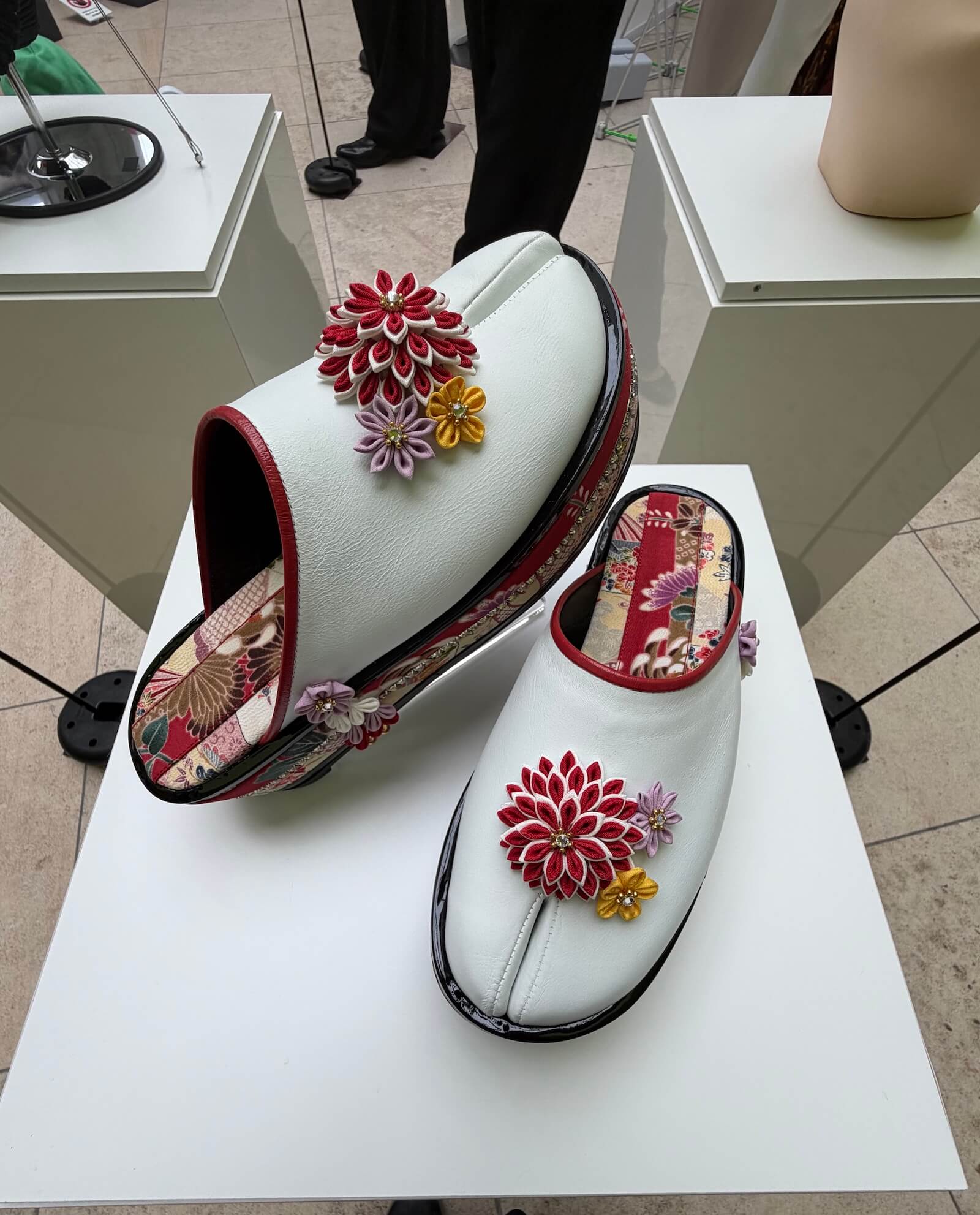 昨年度の受賞作品を展示しています(エスモード 東京校)