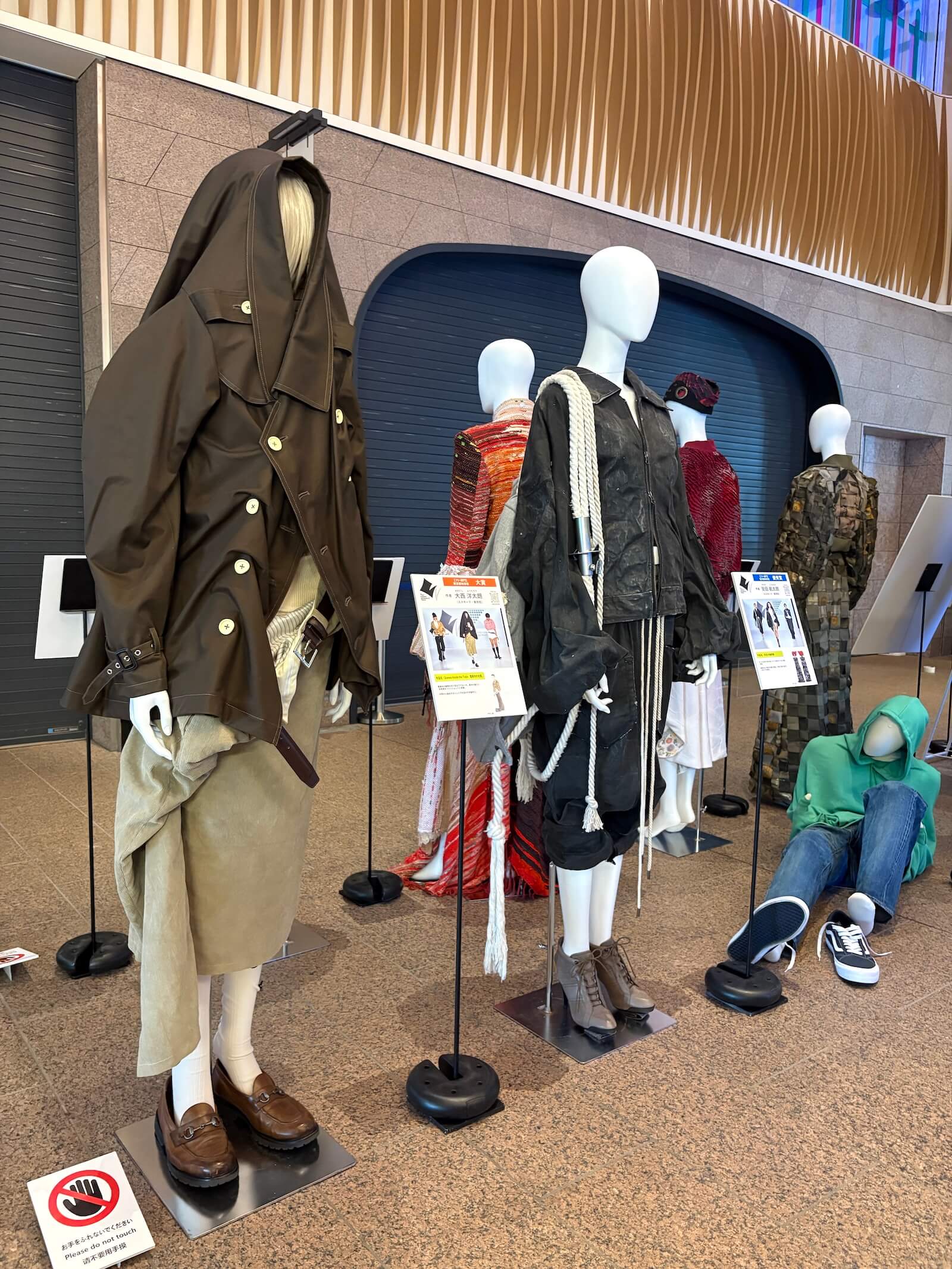 昨年の受賞作品を展示しています(東急プラザ渋谷)