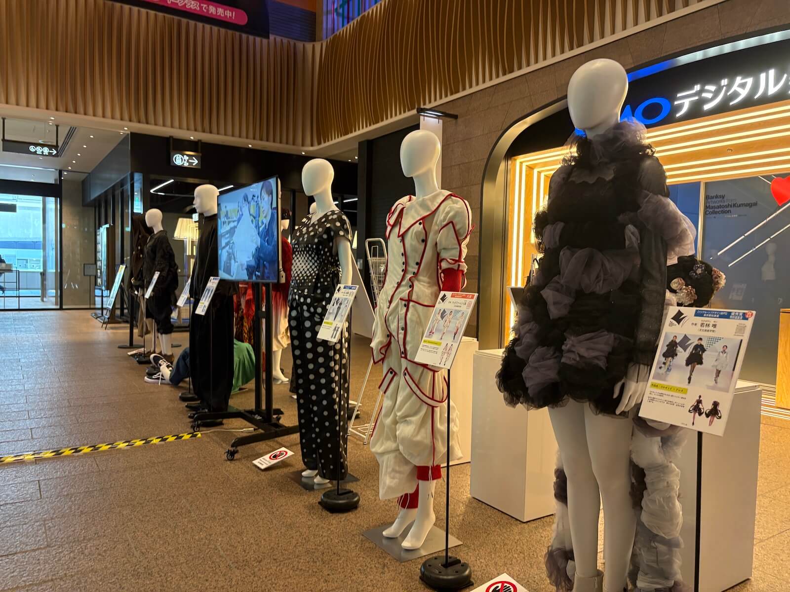 昨年の受賞作品を展示しています(東急プラザ渋谷)