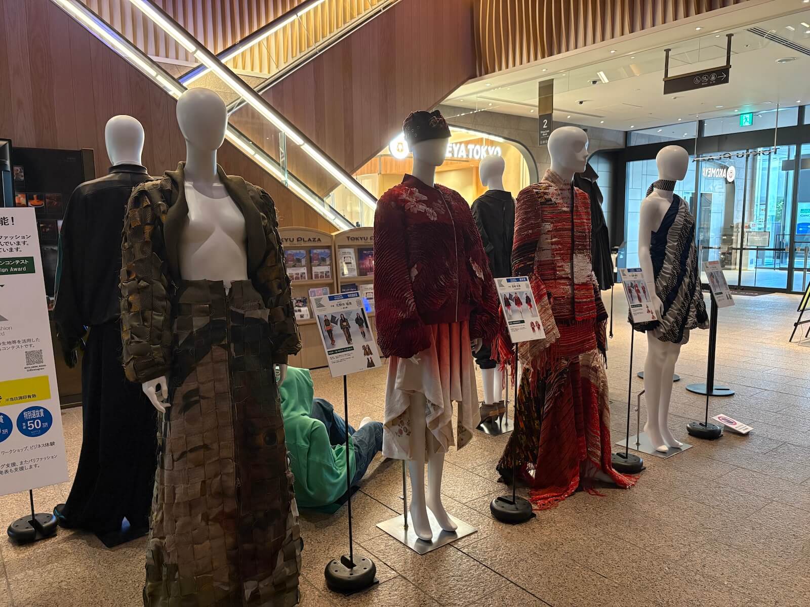 昨年の受賞作品を展示しています(東急プラザ渋谷)