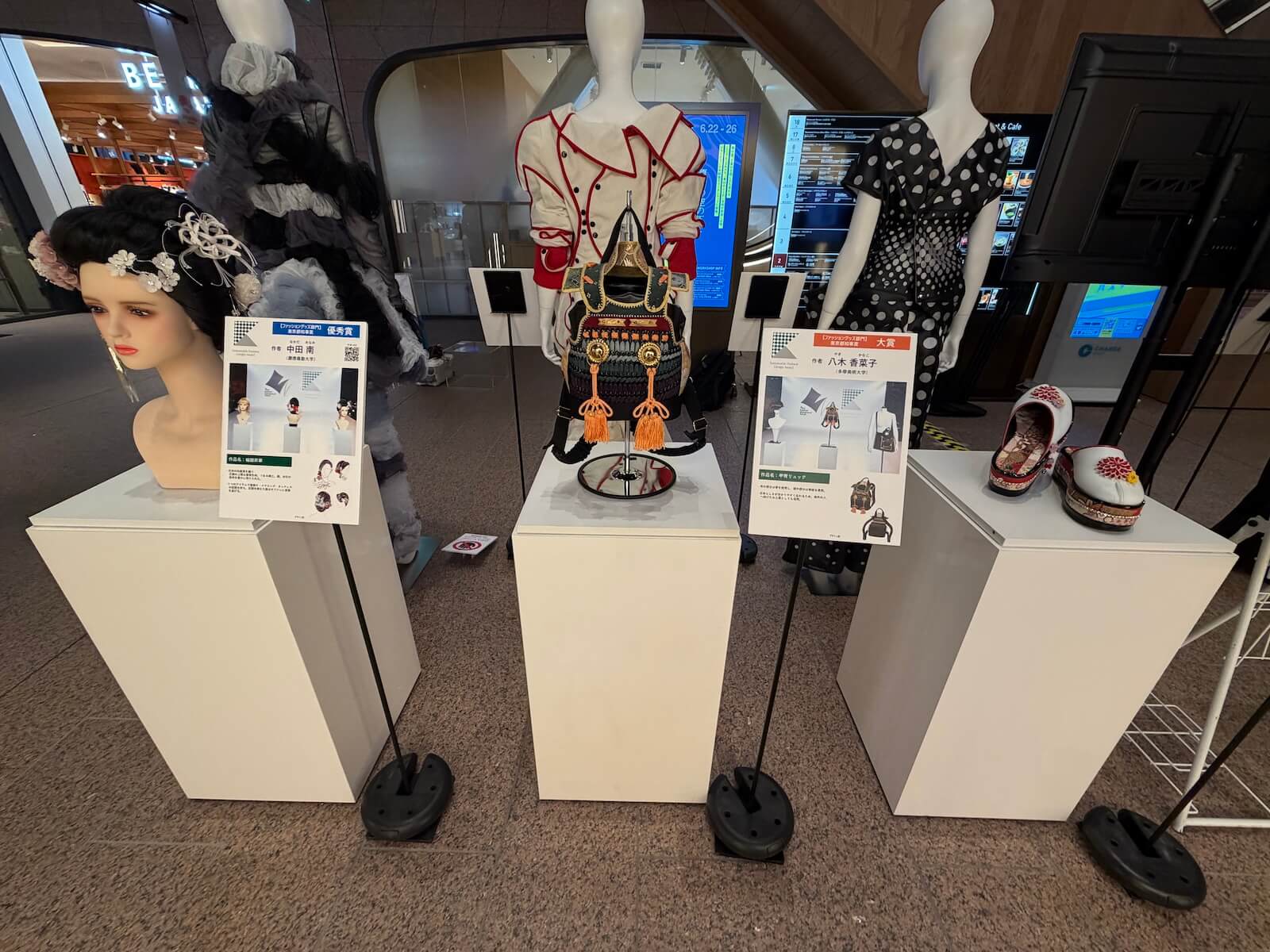 昨年の受賞作品を展示しています(東急プラザ渋谷)