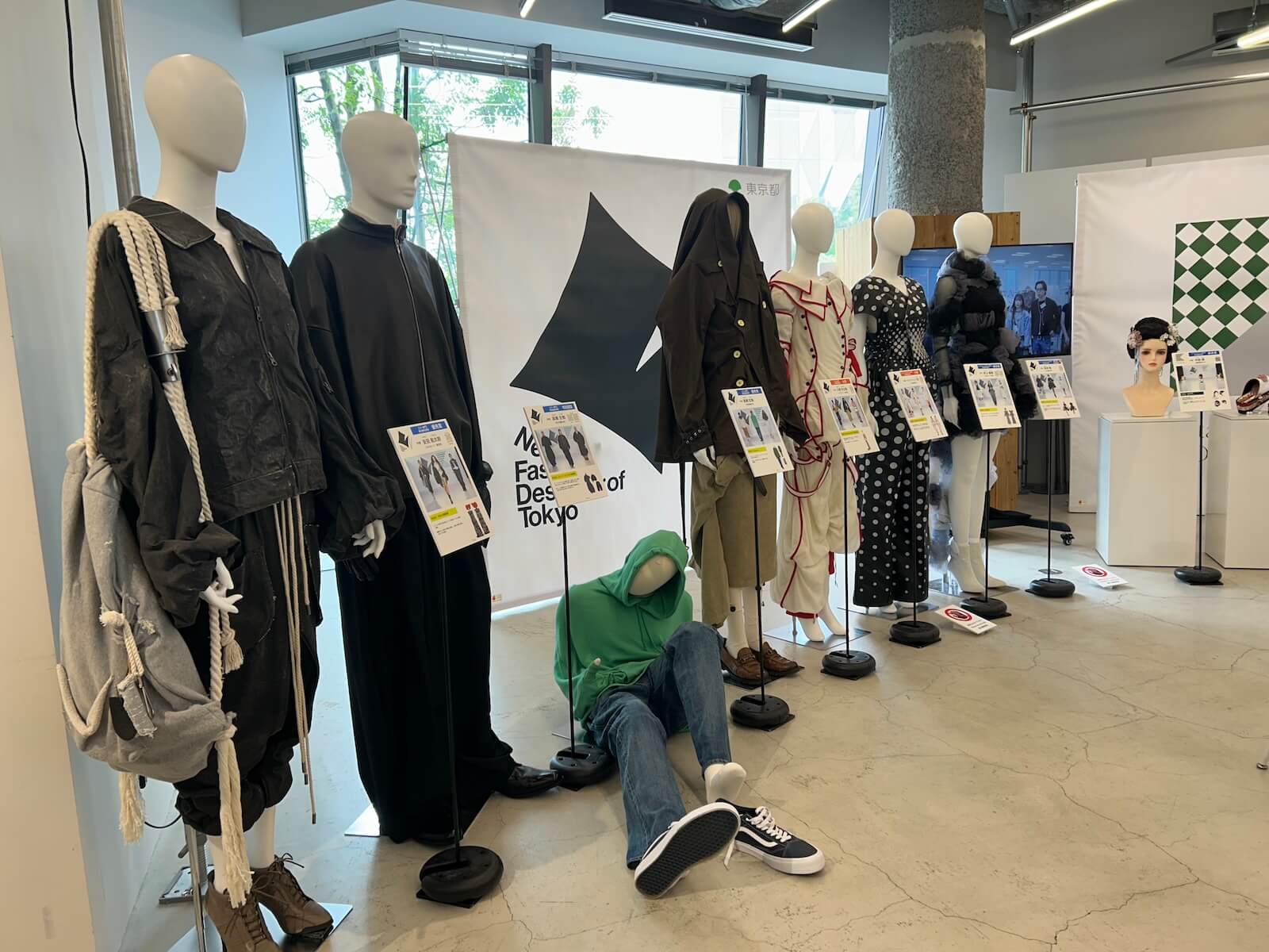 昨年の受賞作品を展示しています(東急プラザ表参道 「オモカド」)