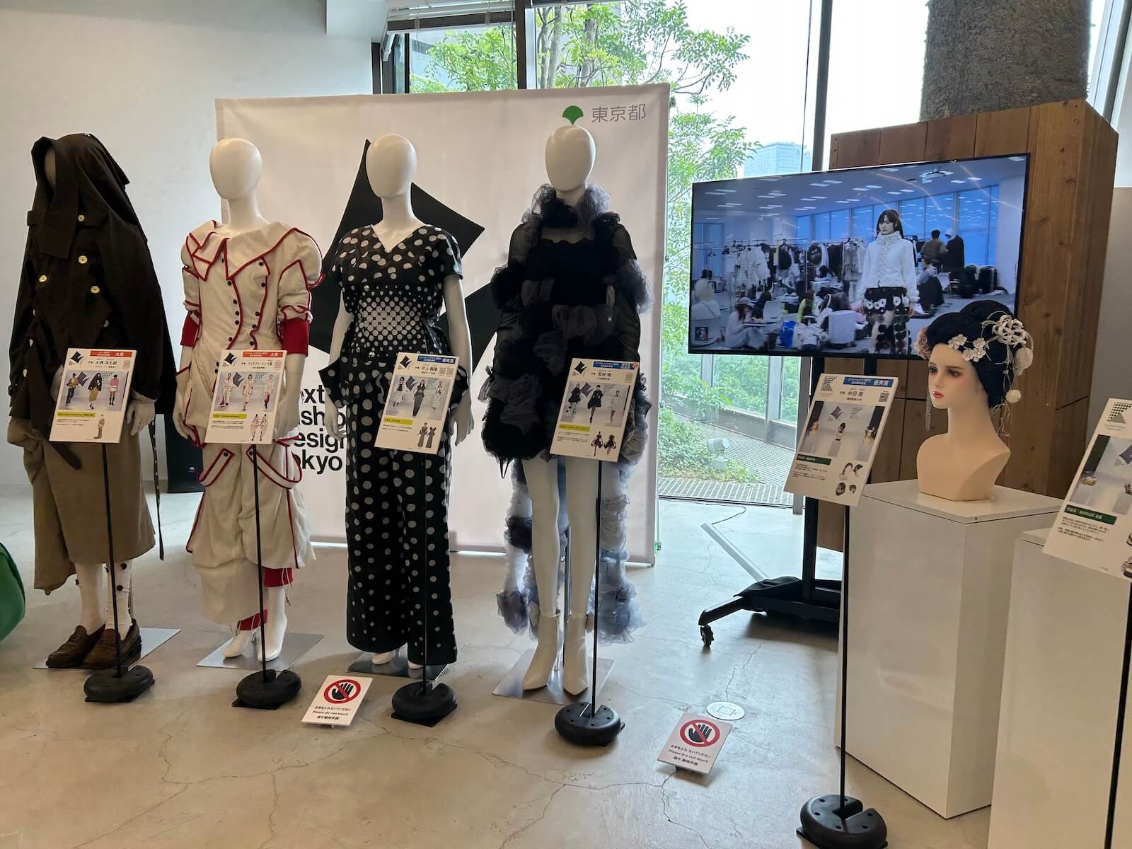 昨年の受賞作品を展示しています(東急プラザ表参道 「オモカド」)