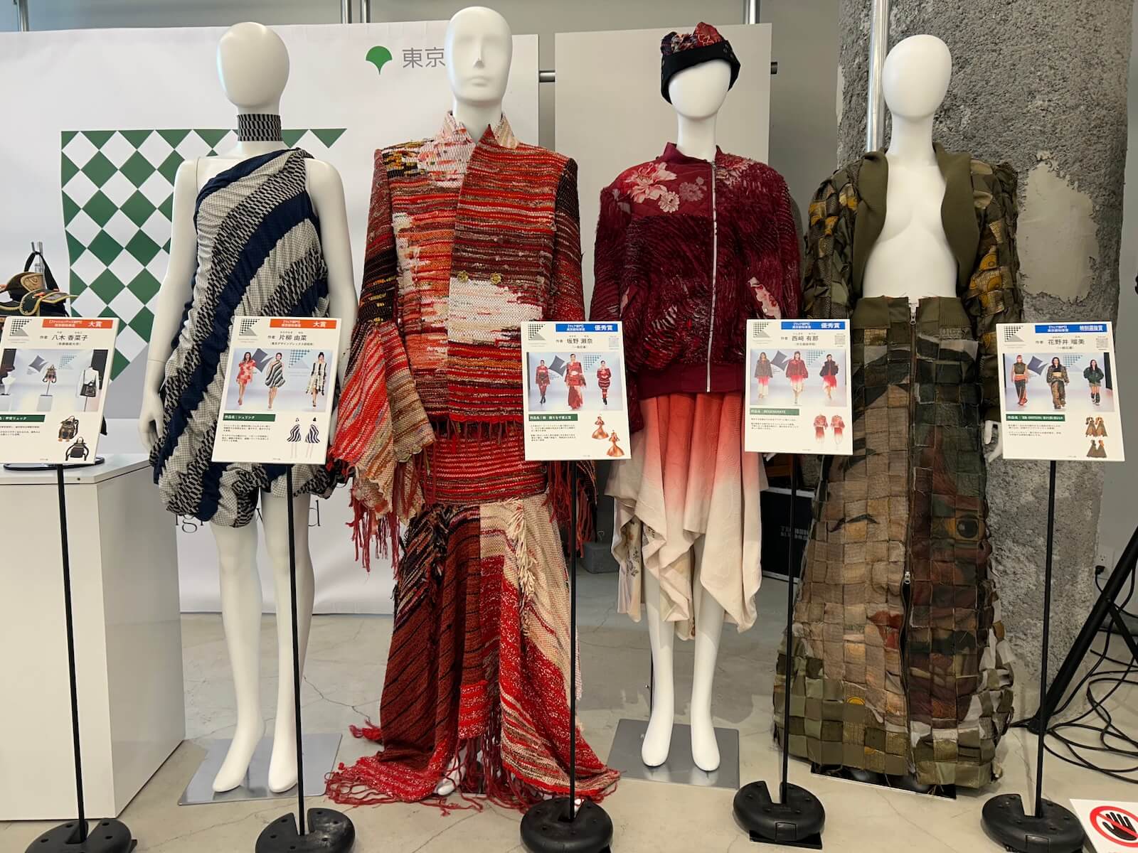 昨年の受賞作品を展示しています(東急プラザ表参道 「オモカド」)