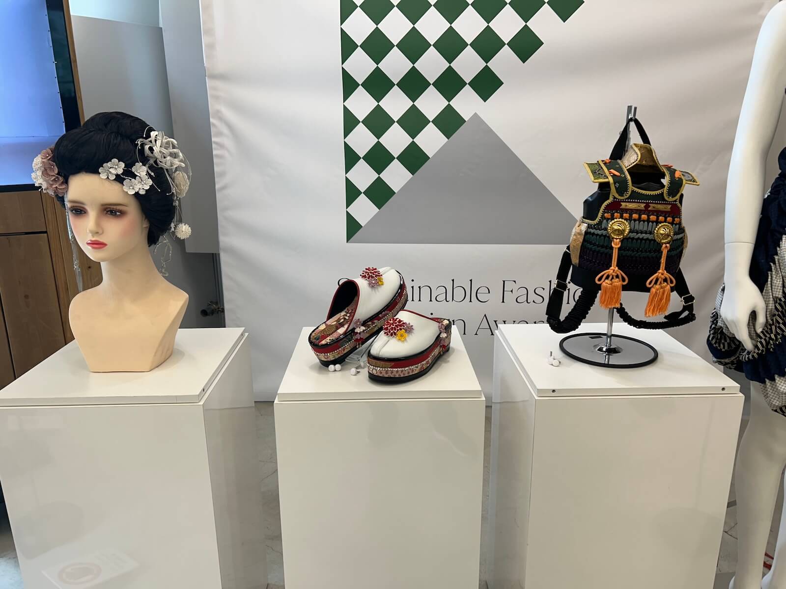 昨年の受賞作品を展示しています(東急プラザ表参道 「オモカド」)