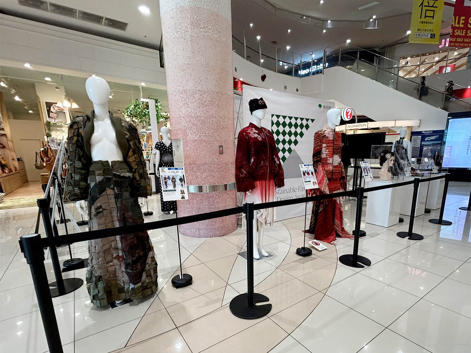 昨年の受賞作品を展示しています(イオンモール天童)