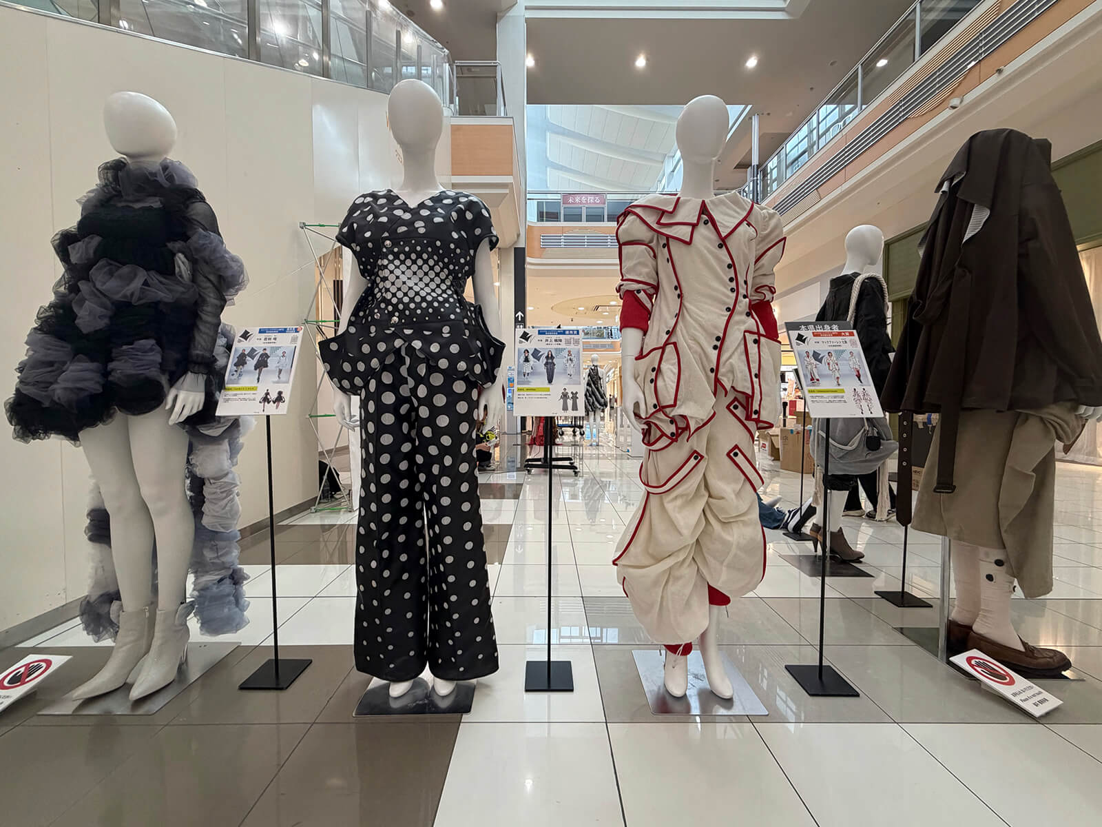 昨年の受賞作品を展示しています(イオンモール浜松市野)