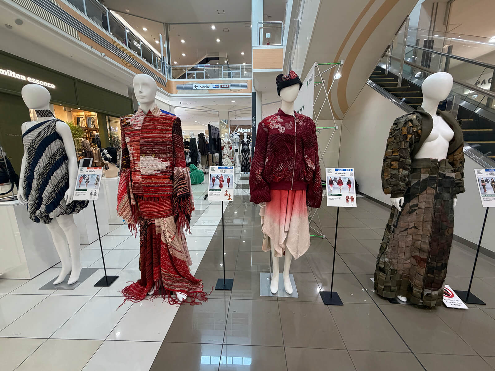 昨年の受賞作品を展示しています(イオンモール浜松市野)
