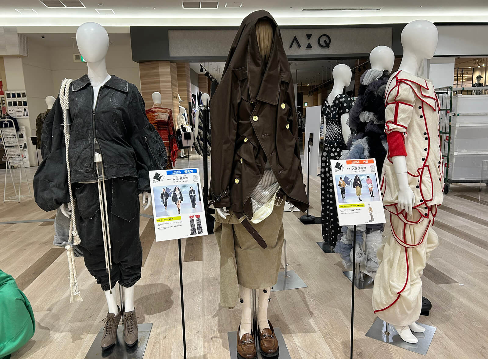 昨年の受賞作品を展示しています(イオンモール草津)