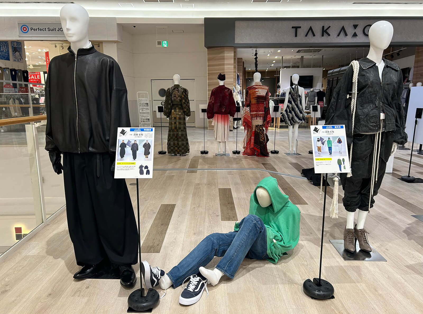 昨年の受賞作品を展示しています(イオンモール草津)