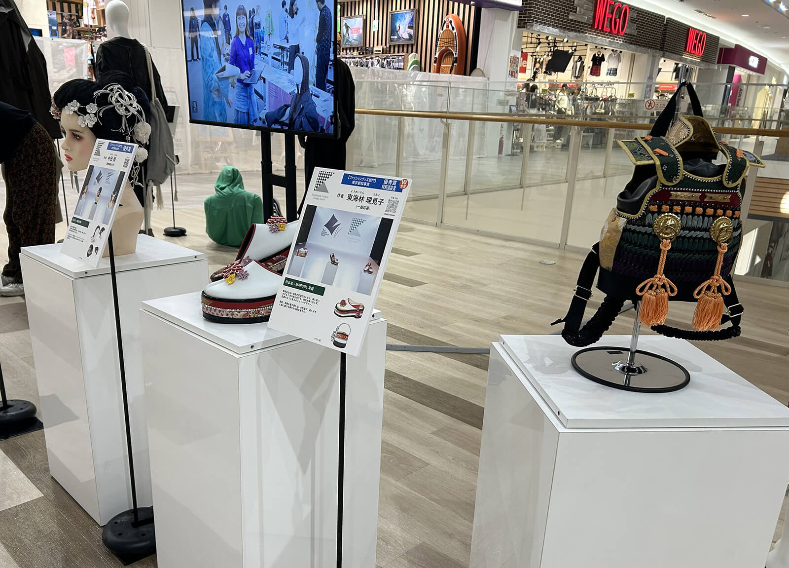 昨年の受賞作品を展示しています(イオンモール草津)