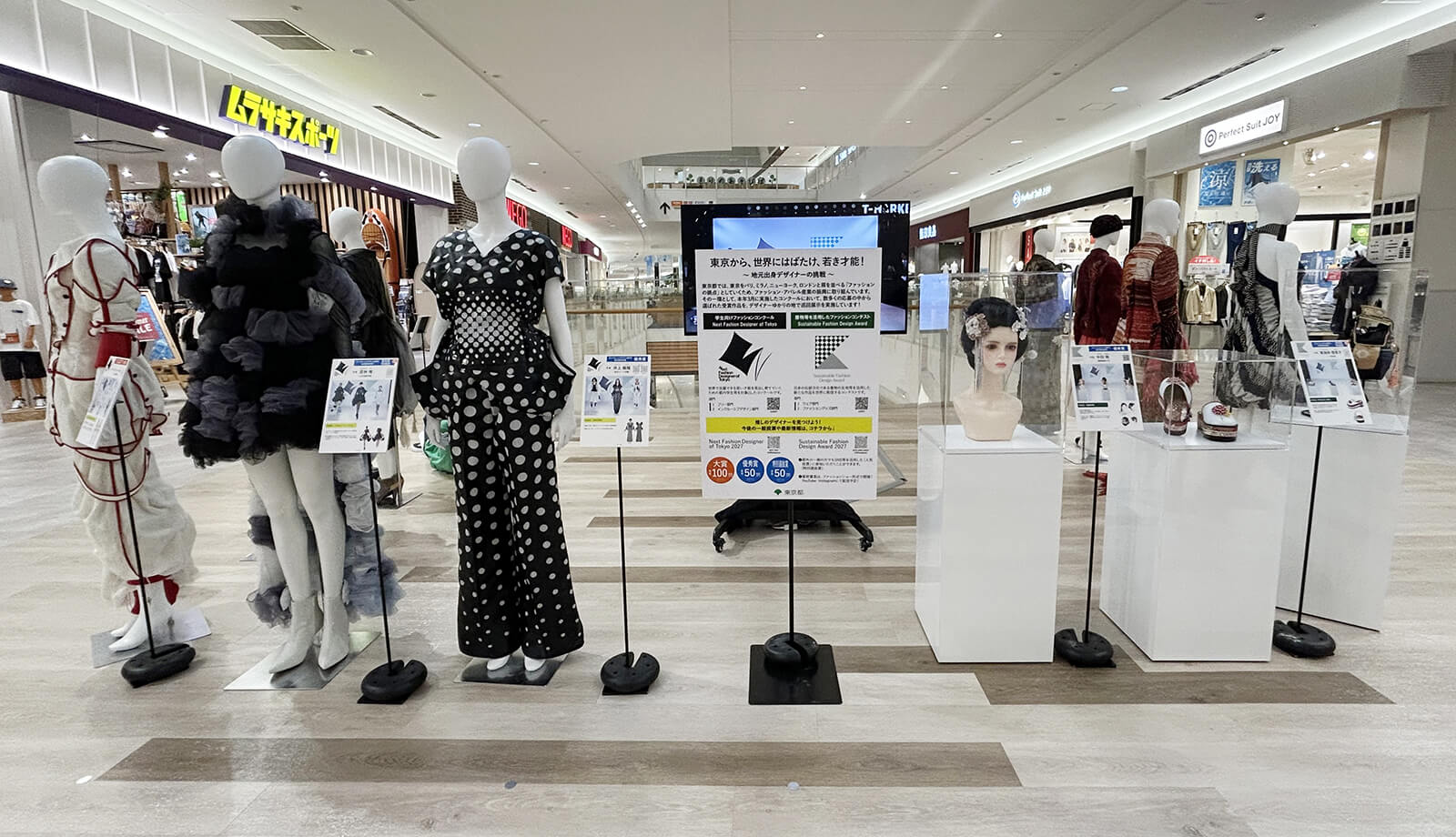 昨年の受賞作品を展示しています(イオンモール草津)