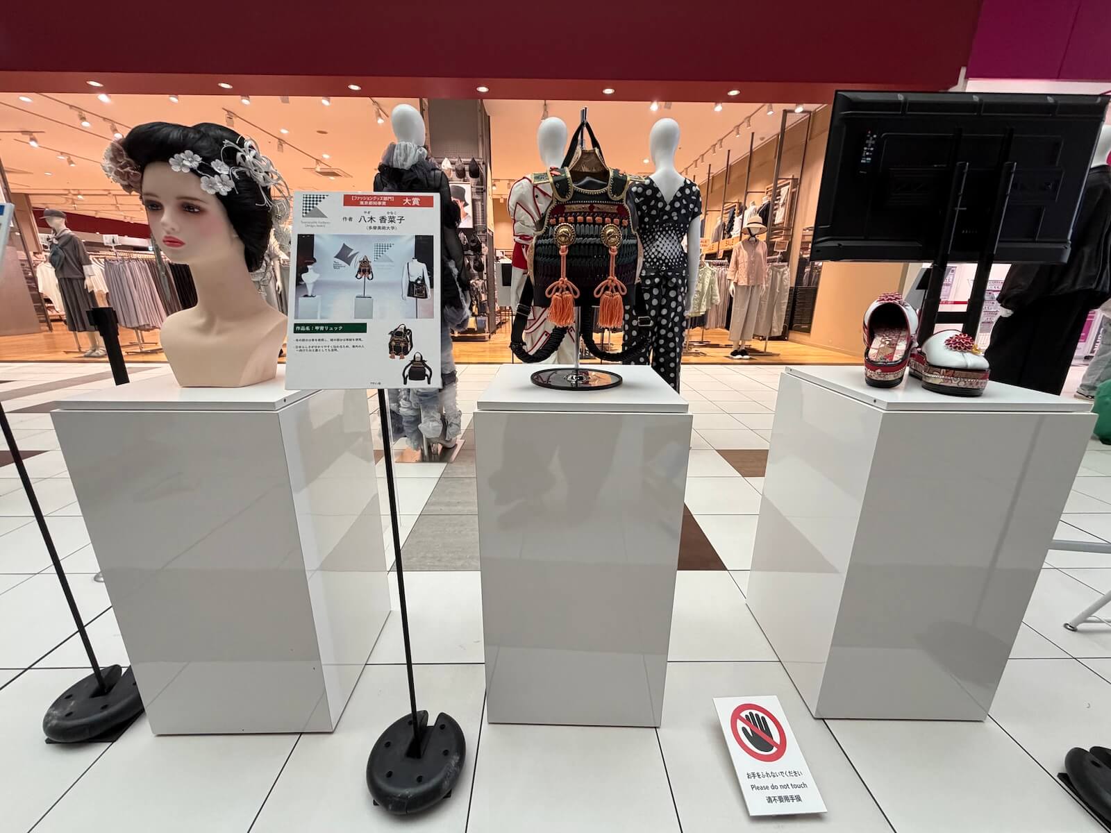 昨年の受賞作品を展示しています(イオンモール四日市北)