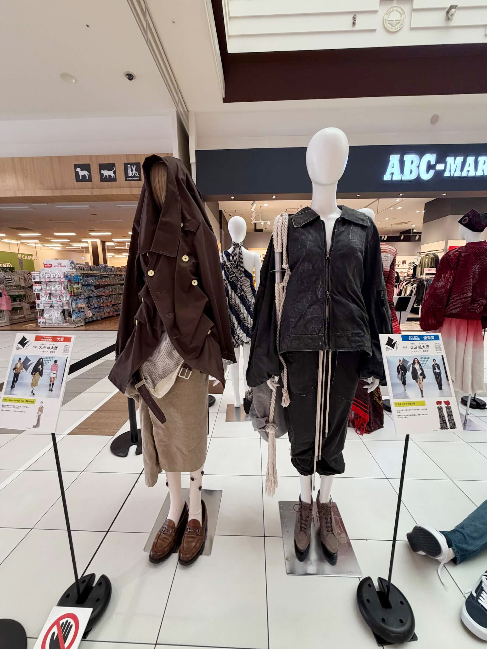 昨年の受賞作品を展示しています(イオンモール四日市北)